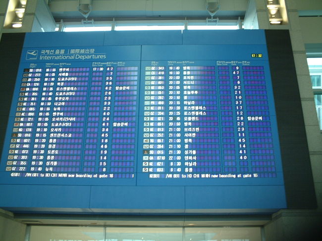 帰りは仁川空港がオープンしてました。<br />案内板もぴっかぴか。