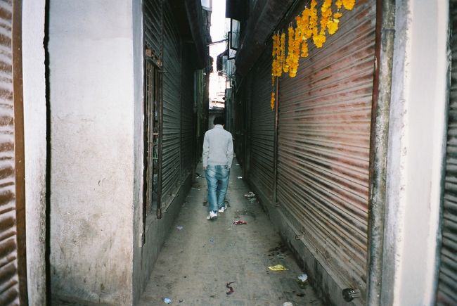 裏通り<br /><br />●カトマンズの建物の配置は「興味津々」<br />で、帰国後、本買っちゃいました。<br />　　　　　　　　　↓<br />「ネパール・カトマンドウの都市ガイド　Ｗａｎｄｅｒｉｎｇ　Ｋａｔｈｍａｎｄｕ」　http://plaza.rakuten.co.jp/itoshoji/