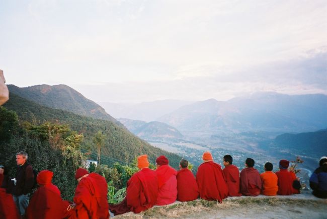 チベッコ僧（サランコット）<br /><br />●引率者に連れられて修学旅行雰囲気だったチベットチビッコ僧