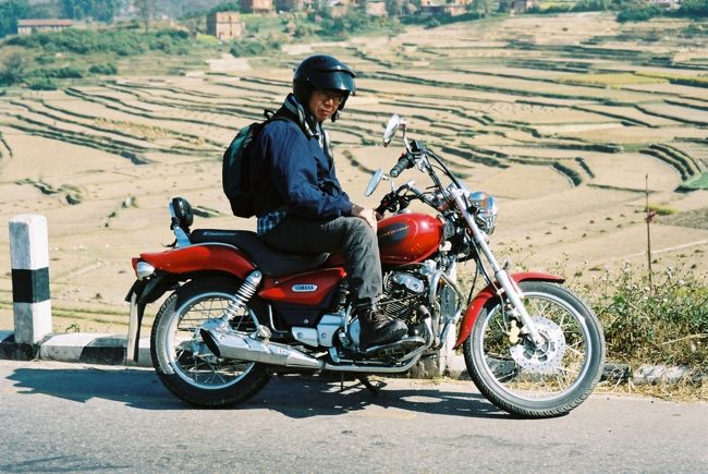 「ラー、ラー｝<br /><br />●ポカラの街でさえチェックポイント（検問所）は多い。<br />ヘルメットを脱いでも、ボディーチェックをされそうになったので「モ、ジャパニ　ホ」と言ったら、「ラー、ラー」で終わり。