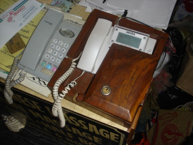 アキラ<br /><br />●あった、アキラの電話機<br /><br />も、ひとつ。<br />この電話カバーがすごい。<br />カギでカバーを開けないとボタンをプッシュできない。<br />セコイと言えばセコイが。