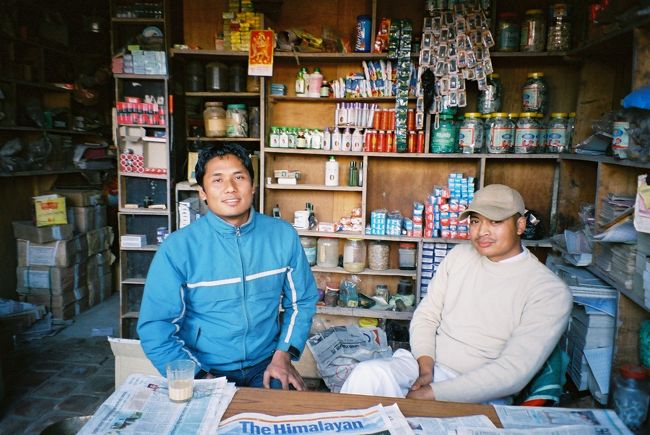 雑貨屋さん（パナウティー）<br /><br />●売るものはあんまりないけど油は売ってる雑貨屋さん。<br />左の青年との関わりは→　http://sky.ap.teacup.com/ito-biz/　から「日本語」で検索して下さい。