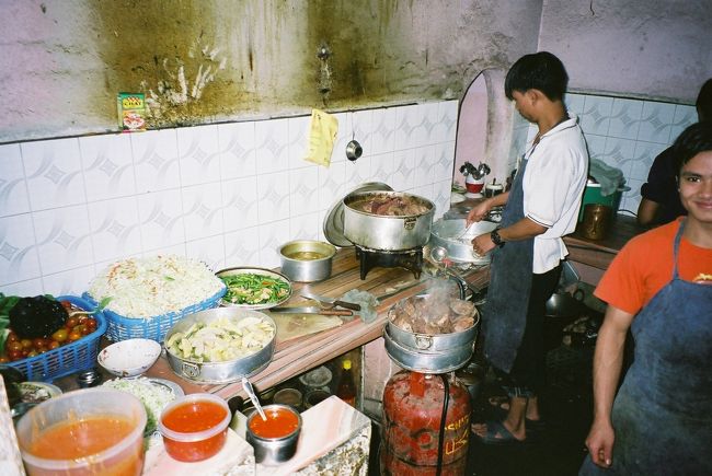 厨房（アッサン）<br /><br />●ま〜、こうしてみるときれいに見えるけどネ。