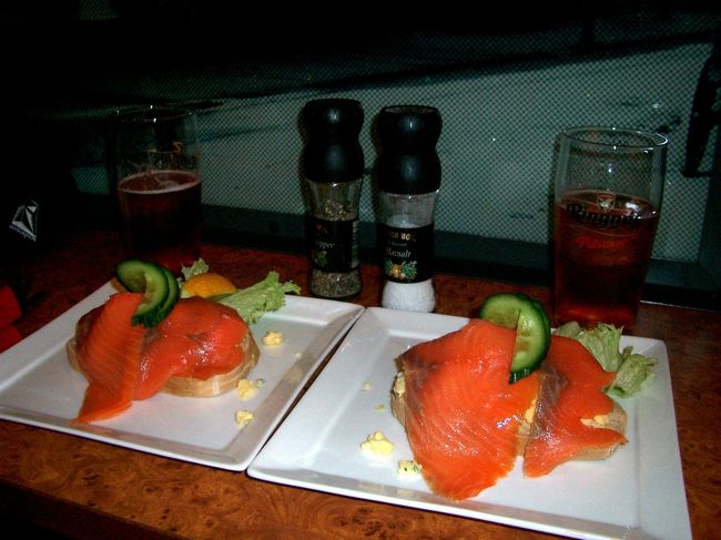 オスロ中央駅近くのデパートの中で食したサーモンのオープンサンドです。どうしてもサーモンが食べたかったもんで・・・。