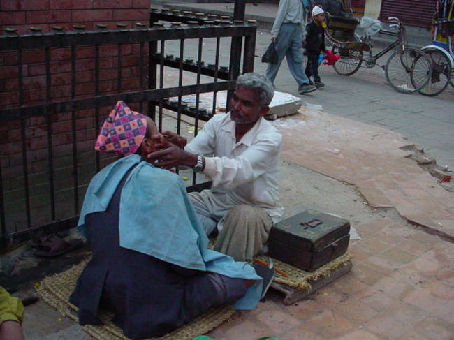 路上散髪やさん（アサン）<br /><br />●職人さんの目つき。<br /><br />