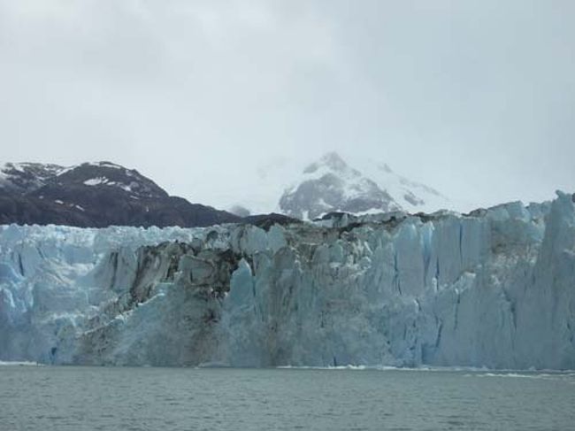 なんか2回に渡り、氷河の写真ばっかで、変わり映えしないけど、この二つの氷河実際見ると結構違います。<br />訪れるなら、ぜひ両方見てみると良いかと。
