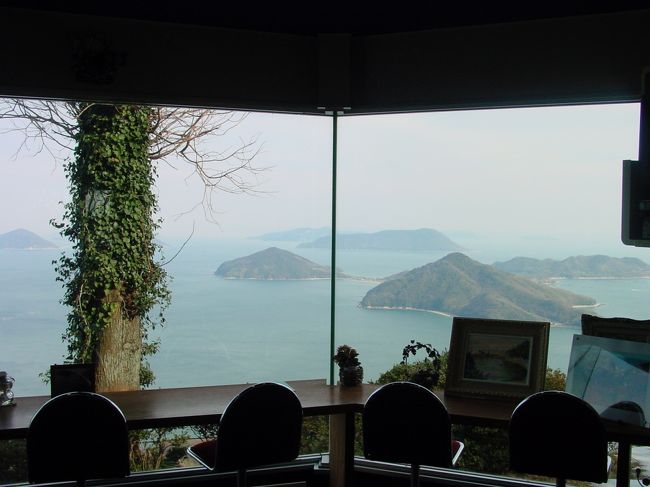 喫茶ラウンジがありました。贅沢な眺めでした。ここから初日の出が見えるそうです。今年は雲がかかって見えなかったそうですが・・・。お店のお姉さんに甘酒をご馳走になりました。おいしかったです。