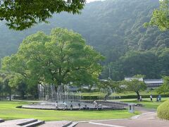 岩国城のふもとにある「吉香公園」です。この周辺には、しろへびさま以外にも見所はたくさんあるんですけど、ちょっとのんびり木陰の芝生にすわって歓談いたしましょう♪　