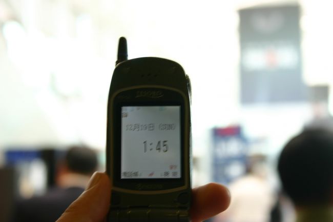 日本から24時間かかって到着しました。時差12時間まさに地球の裏側です。一枚目が携帯の時間二枚目が空港の時計の時間です。携帯の時計は13:46を指しています