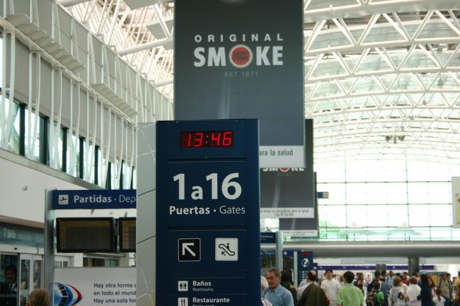 空港の時計は13:46を指しています。