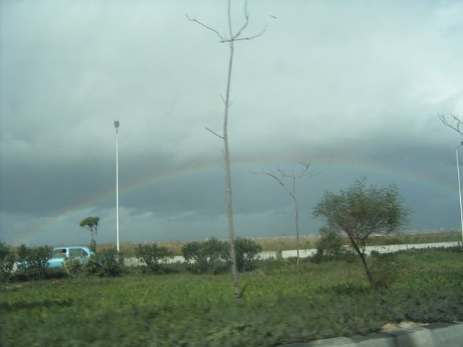 にわか雨の後、突然の虹。