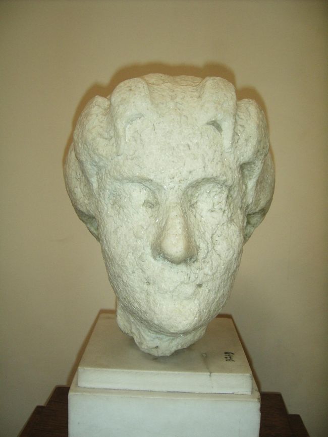 絶世の美女、クレオパトラ。正面から。