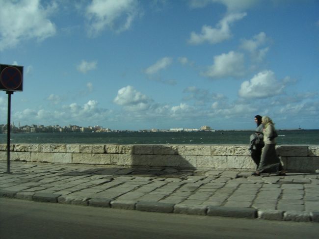 さらに車を走らせ、ついに地中海に出る。風も匂いも砂漠とは全く違う。