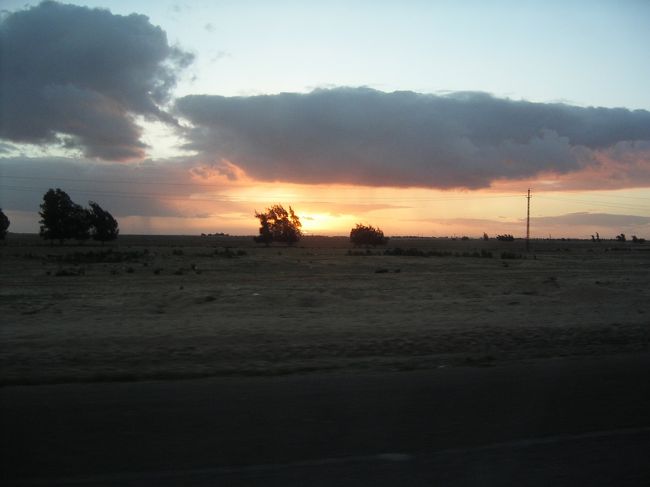 アレキサンドリアからカイロへ戻る。地平線に沈む太陽と、まばたきの一瞬でも変化する空の色･･･。