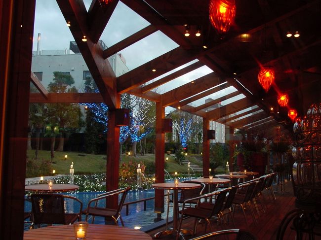 景色の良いカフェ。ガラス製の照明や内装なども工夫を凝らしていました。