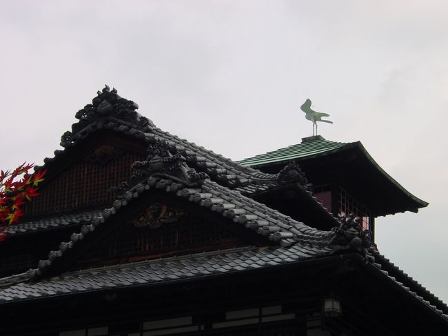 道後温泉本館の振鷺閣。昼間なのでわかりにくいかな？赤いギヤマンがはめ込まれています。天辺には道後温泉を発見したと言われる白鷺が羽ばたいています。<br />道後温泉本館探検帳（無料）は子供向けのパンフですが、大人でも十分見ごたえある内容でおススメ。<br />建設された当時は人々の目にはよほどゴージャス＆ハイカラに映ったのでしょうね・・・