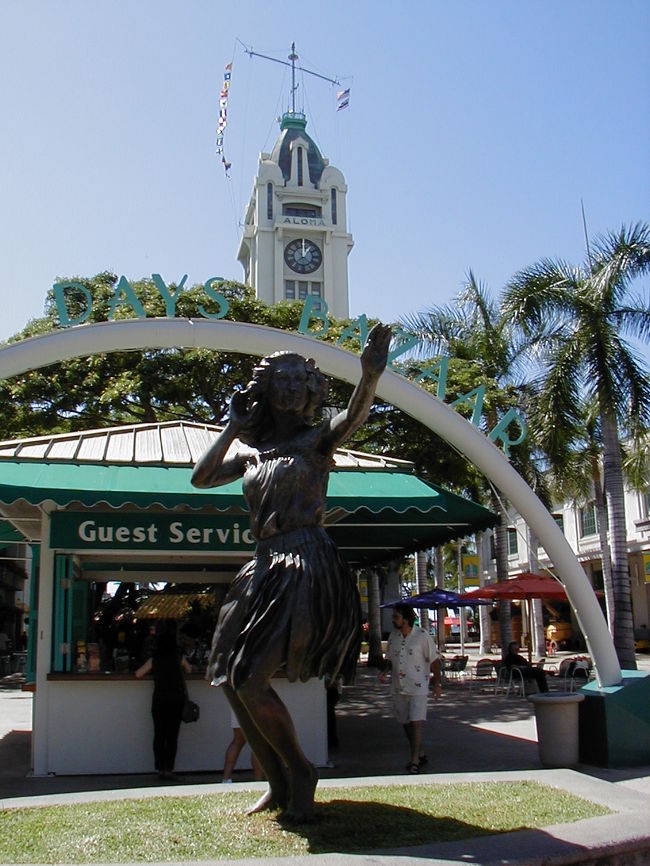 アロハタワーの銅像。