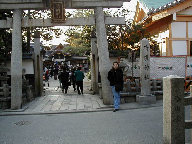 流行まくった「陰陽師・安倍晴明」の晴明神社の前で。<br />コレもそう。あんなに流行る前から結構知ってたのになぁ･･･って思います。