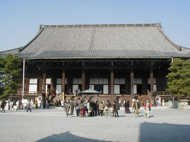 祖父のお墓のあるお寺さんの総本山がこの知恩院。新ためて･･･　日本の建造物ってすごいのねぇ･･･<br /><br />「回向」をしてもらいました。