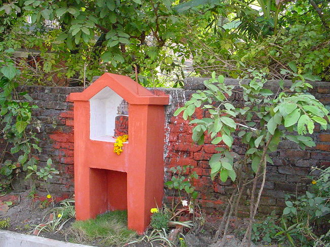 プライベート・テンプル<br /><br />●ネパールの人はホントウに信心深い。<br />これは個人の家の小型の神社です。