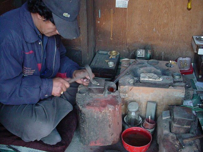 シルバースミス（パタン）<br /><br />●たたいたり、曲げたり、焼いたり、その間、一言もなし。