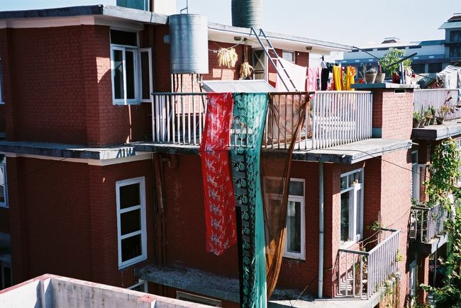 サリー（カトマンズ市内）<br /><br />●ま、こうやって干せば、乾きも速いよね。