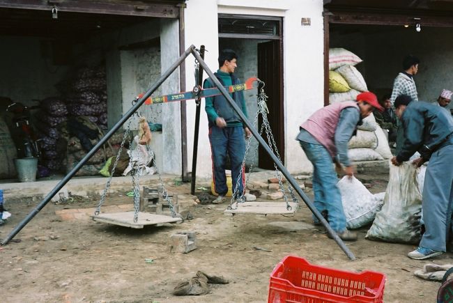 朝市のブランコ（カトマンズ市内）<br /><br />●巨大天秤。あ〜、重りが何か見ておけばよかった。