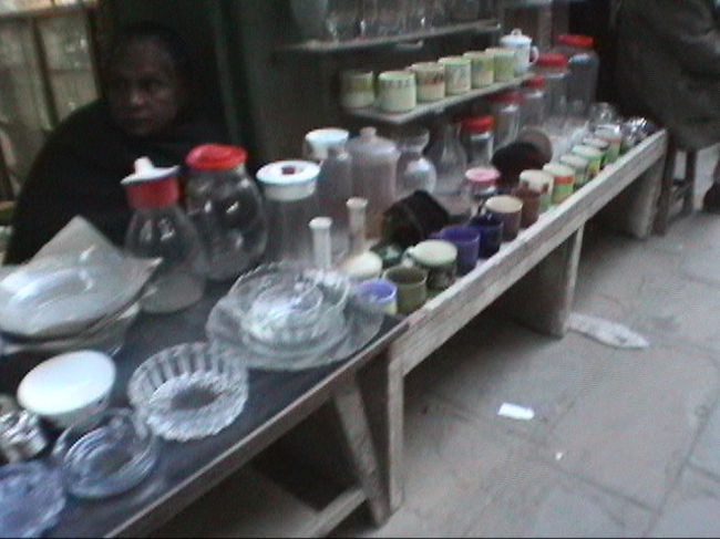 食器やさん？（カトマンズ、インドラチョーク）<br /><br />●というより、空き瓶やさん？