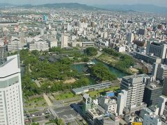 そして、高松シンボルタワーに展望室があると聞いて昇ってみる事にしました(*^｡^*)　地上３０階からの眺めは、讃岐平野を一望できます♪　この写真は、玉藻城です。