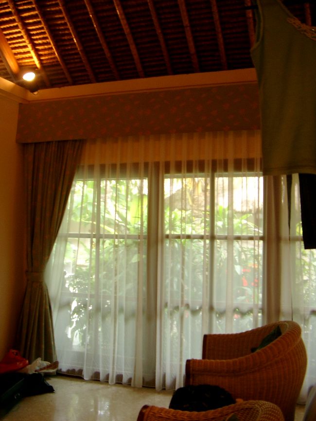 バリ島４日め、レンボガン島へ！<br /><br />自分でバリハイ・クルーズを探し当て予約したため、当日迎えが来るまで信じきれず。行けて良かった。<br /><br />がしかし、今日のヴィラ部屋の２人Ｓと私は大寝坊をする。他の３人がドアをたたいてやっと目が覚める。<br />（旅費を抑えるためヴィラタイプと普通の部屋を借りて交代でヴィラに泊まっていた）<br />修学旅行で分かってたのにね…このペアは起きないと。<br /><br />クルクルは朝ごはんに間に合わないとお弁当を用意してくれるため、全員でホールケーキ一個は入ってそうな箱を持って出発。そのまま民族衣装を着たお姉さんと記念撮影。<br /><br />とにかく船に乗る。<br />