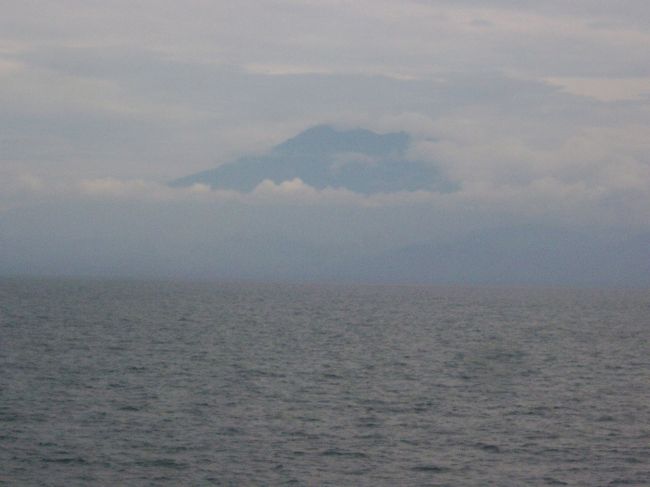 雨季ではあったけど、今まで天気は良かった。<br />（トロピカルビューカフェでスコールはあったけど）<br /><br />なのに、よりによって今日曇るのか！<br /><br /><br />船から見えたアグン山はとある人の言葉を借りると<br />仙人住んでそう…