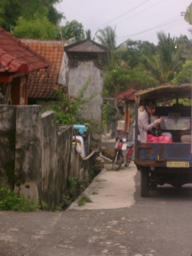 まずはレンボガン村を散策コースに参加する。ヴィレッジツアーというやつ。<br /><br />ものすごい揺れるトラックに乗ってビーチクラブのまわりを走りまくる。楽しい！<br />コースはまず入り江。<br />