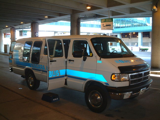 カナダのトロントから出発しました。<br />トロントの空港から出ていたバスに乗りました。