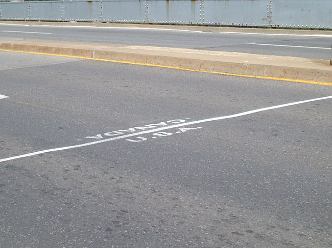 アメリカへは橋を歩いて渡ります。