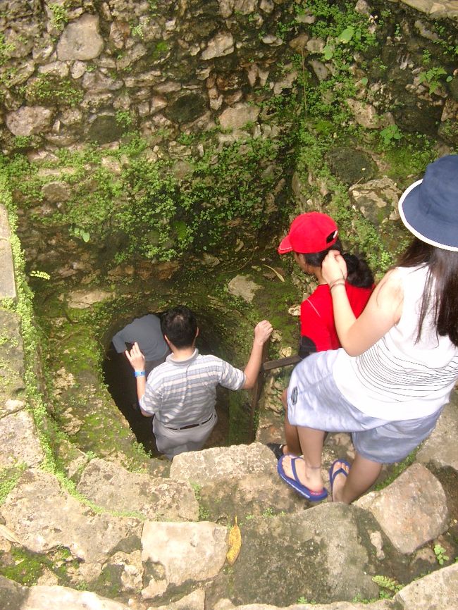 レンボガン村には地下に穴を掘って家にしていた人がいたそうで、そこも見学。<br />結構深い。