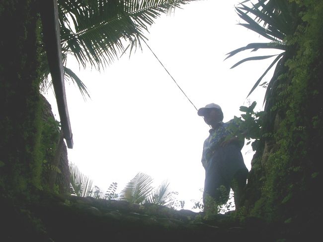 <br />地下の家から上を見るとこんな感じ。<br /><br />ガイドさん頼もしいよ！