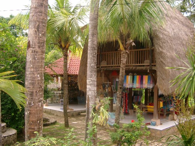 地下の家の近くにあったお店。観光客用なのか、この店は作りが違う。<br />てか、壁がない！屋根のみ！！