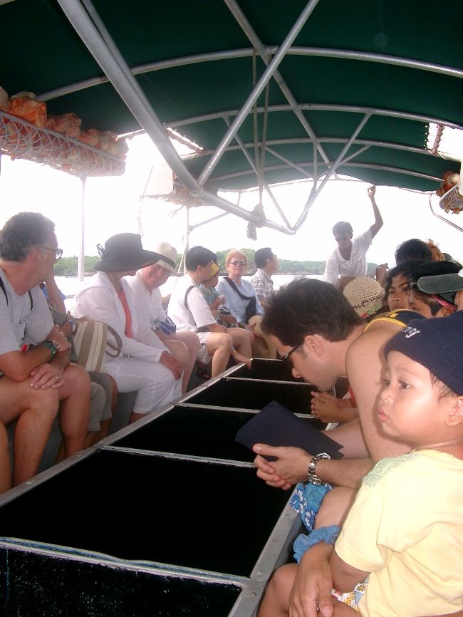 ひととおり見た後船で浮島へ行ってシュノーケリングをした。<br />写真はその浮き島への船。底がガラスで魚が見える。<br /><br />けど撮りたかったのは一番手前の男の子！<br />かわいすぎる…<br /><br />シュノーケリングスポットはけっこう深いところだったので、サンゴは足元に見える程度だったけどきれいだったー！<br />いつかダイビングもしてみたいなぁ<br /><br />実は５人中３人がカナヅチ。救命胴衣をつけていた。<br />泳げるのは私とＯであるが、調子のって潜り過ぎると耳がキーンとなってしまうので<br />カナヅチさん（の救命胴衣）にしがみついて助けてもらっていた。