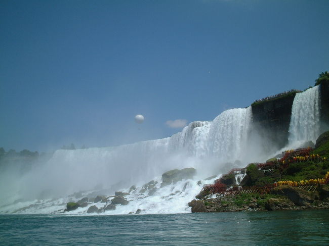 アメリカ側の霧の乙女号に乗りました。<br />アメリカ滝の眺め。<br />後ろの気球も気になる。<br />滝の下を歩いている人も気になる。