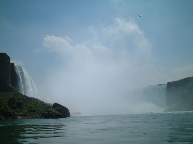 カナダ滝に到着。<br />すごい迫力だけれども、ホントに霧がすごくて全体は見えない・・・。