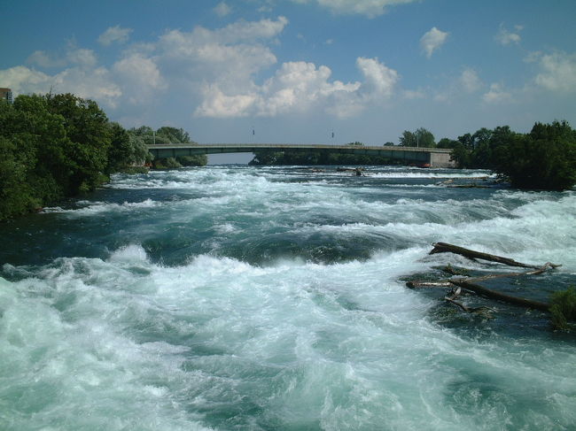 アメリカ滝に落ちる前の川を渡ります。<br />かなりの激流ですね。