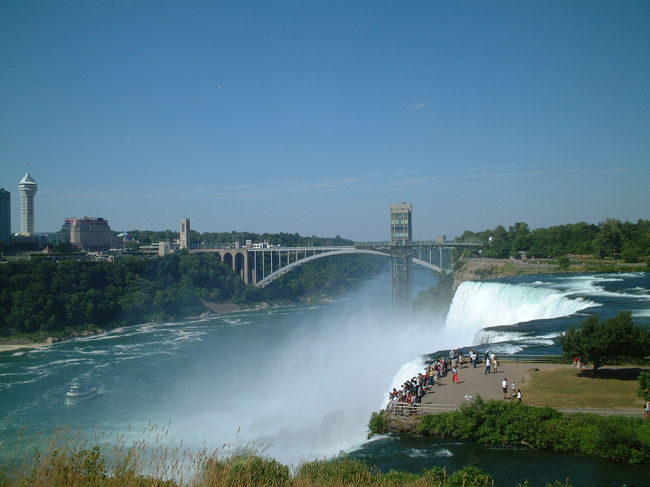 アメリカ滝の反対側まで来ました。<br />カナダから渡ってきた橋が遠くに見えます。