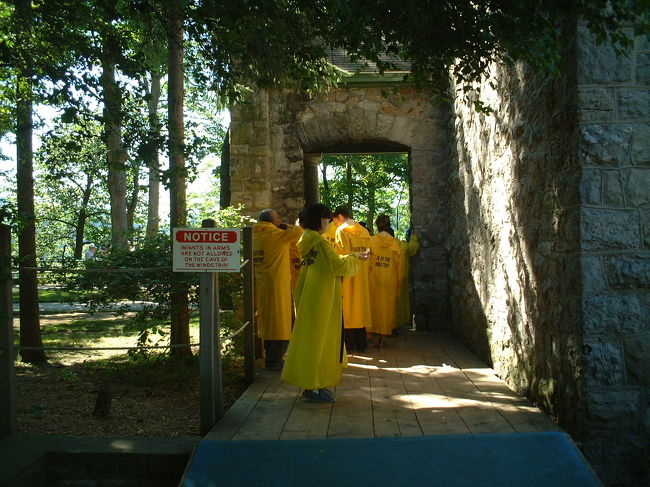 さぁ黄色いカッパを着てアメリカ滝の下を歩こう！<br />ここからエレベーターで降りました。