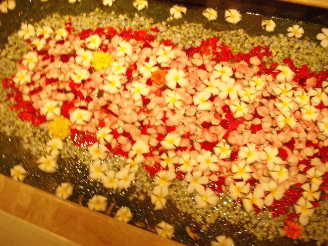 お風呂がフラワーバスになっている！<br />「すごーい、なにこれサービス？？」とか言って振り返ると全員集合していた。Ｏさんなんてビデオとってる<br />「ちゃんと見てみろ」と言うので<br />は？と思いつつ良く見ると、<br />ジュプンのお花が「THANK YUKO!」の形になっている。<br /><br />つまり皆からのプレゼントだった。内緒で準備してたらしい。全く気づかなかった。<br />感動してしまった。<br />幹事で大変だったから（確かに大変だった）ということらしいけど。<br />「みんな…っ」ってベタベタな反応してしまった。<br /><br />とっても気持ちよかったよ！！<br />でもまだあのときのビデオ見せてもらってないよ！