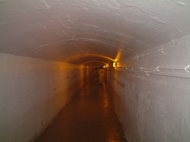 カナダ滝の裏へ。<br />ここでもポンチョを着て、エレベータを降りて細い通路を進みます。