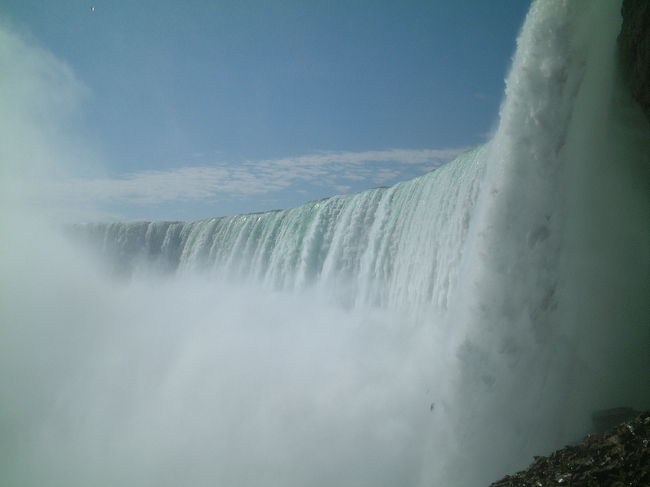 滝の横にも出ることができます。<br />ここも迫力満点です。