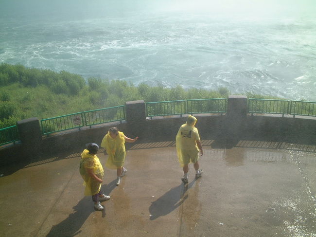 この滝の横も濡れますが・・・。