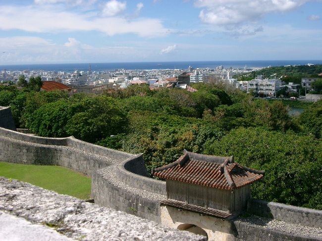今回の旅行で間違いなく一番魂抜けたスポットはここ！首里城の博物館になっている中に入ってから、一回外に出られるところがある。<br />西のアザナかと思ったけど違うみたい。なんか自販機あるとこです。<br /><br />最初あんまり人がいなくて、ちょうどいい高さの石垣にもたれてだらーとしていた。日差しは強いんだけど、風が気持ちよくてもう寝そうだった。<br />てかちょっと意識飛んだと思う。<br /><br />で、振り返ったら人が増えててびっくりした。<br /><br /><br />王様が見ていた風景。