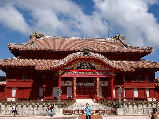 で、首里城の中心。<br />なんて言うんでしょうか。本殿？<br /><br />この赤い色は最近塗りなおされたものらしいけど、絶対沖縄だから映える赤だと思った。<br />とりあえず、親と友人数人に写メールを送る。国内だからできるのだ。<br /><br />もう全員が「すごいすごい」言いながら写真とりまくり。しかし暑い。