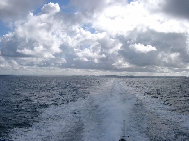 ２日目は渡嘉敷島へ！<br />ビギン似のタクシーのおじさんに朝迎えに来てもらって「とまりん」へ。私らと同い年くらいの娘さんがいるらしい。若いのに。<br /><br />ビギンのおじさんには最後までお世話になった。<br /><br />船はすっごいスピード！本気で気持ち悪くなるかと思った。さすが高速と付くだけはある。<br />前回船酔いに苦労していたＲは、今回酔い止めをのんでひょうひょうとしていたが、Ｍがへろへろになっていた。<br />陸についたらまた元気になってたけど。よかった。<br /><br /><br /><br />